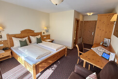 1. Zirbenholz Zimmer