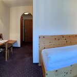 Photo of Single room "Zirbenholz" | © Hotel Neuwirt