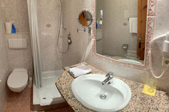 Zirbenholz-Einzelzimmer-Badezimmer