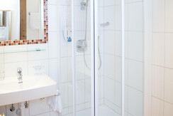 Badezimmer Doppelzimmer Kirchenseite mit Balkon