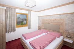 Tirol-Appartement_Schlafzimmer-Doppelbett_Landhaus