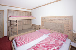 Tirol-Appartement_Schlafzimmer-Dreibett-Couch_Land