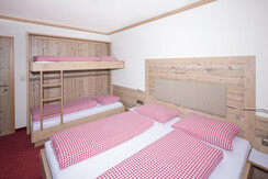 Tirol-Appartement_Schlafzimmer-Vierbett_Landhaus-G