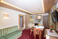 Tirol-Appartement_Wohnkueche_Landhaus-Greil_Reith-