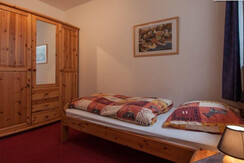 schlafzimmer_mit_2_einzelbetten (2)