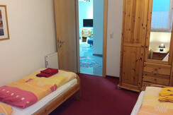 schlafzimmer_mit_zwei_betten