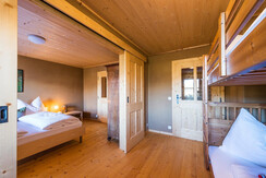 Schlafzimmer mit Trennwand geöffnet