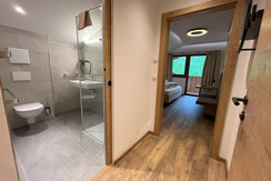 Bad und Doppelzimmer