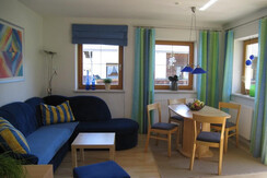 Wohnbereich mit ausziehbarer Couch