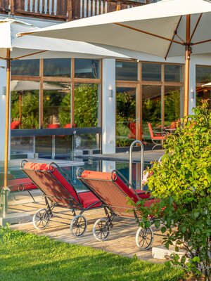 Hotel mit Pool und gemütlichen Panoramaliegen