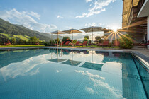 Panoramapool-Abendstimmung-3-CR_Alpbacherhof_Johan