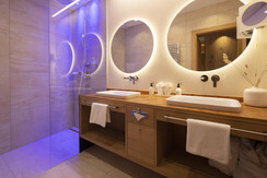 Wohnkomfortzimmer Naturblick_Badezimmer_CR Meister