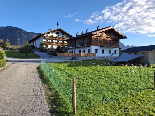 Riedhof Bauernhaus mit Zuahaus im Sommer