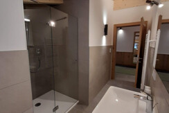 Badezimmer mit Dusche