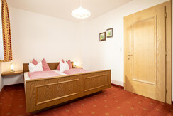 Schlafzimmer_Fewo 8_Alpbachtal_Tramberger_Reith