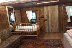 Schlafzimmer mit Gitterbett