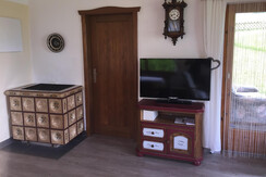 TV  und Ausgang auf Terasse