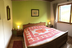 Schlafzimmer mit 2 getrennten Matratzen