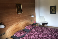 Schlafzimmer mit Doppelbett
